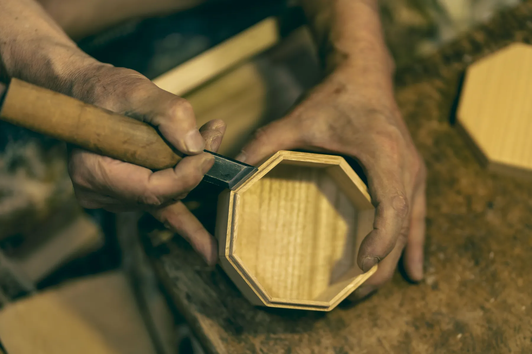 Carving a paulownia box by hand in Kyoto