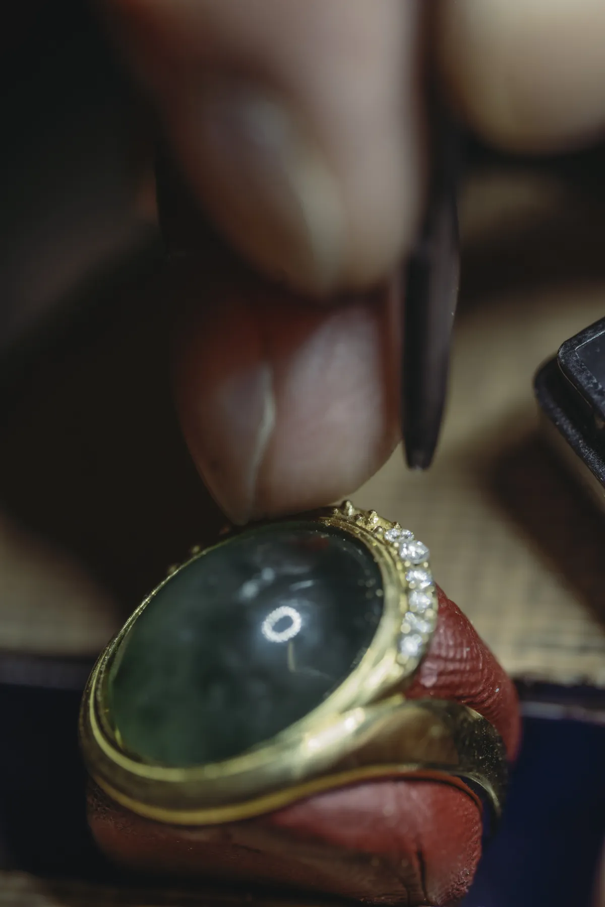 Setting a jade stone by hand